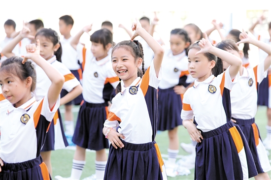 江海學(xué)子神采奕奕，朝氣蓬勃。