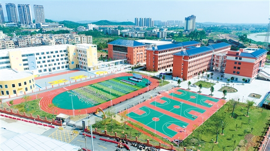 加大投入力度，深化綜合改革，為省基礎(chǔ)教育高質(zhì)量發(fā)展示范區(qū)的驗收做足準(zhǔn)備。圖為恩平市實驗小學(xué)