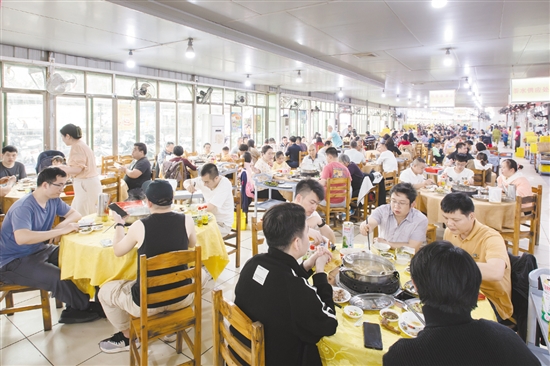 棠下鎮(zhèn)五洞牛肉美食街生意十分火爆，壯大了村集體經(jīng)濟(jì)，增加了村民收入。