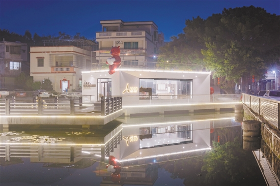 杜阮鎮(zhèn)上巷村是省首批“百千萬(wàn)工程”典型村。上巷書吧以清幽的環(huán)境吸引村民前來(lái)悅讀。