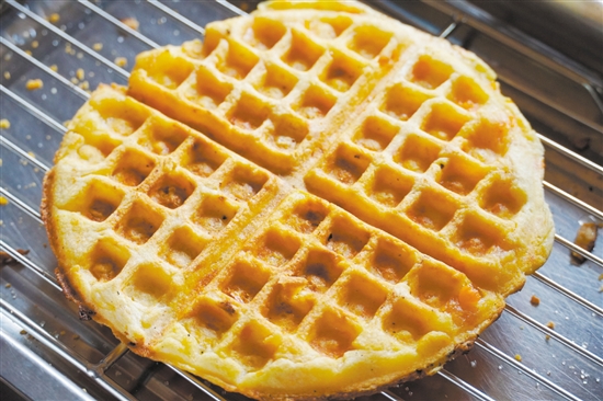 臺山爐底糍外貌與華夫餅十分相似。