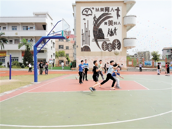 棠下鎮(zhèn)中心小學(xué)，課間不少學(xué)生來到操場(chǎng)打籃球。