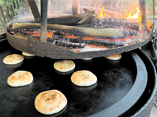 恩平燒餅是恩平傳統(tǒng)特色小吃，剛出爐的燒餅，表面金黃，軟糯香脆。