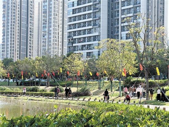 市民外出旅行時要遵守文明旅游要求，不亂扔垃圾，不踐踏花草。