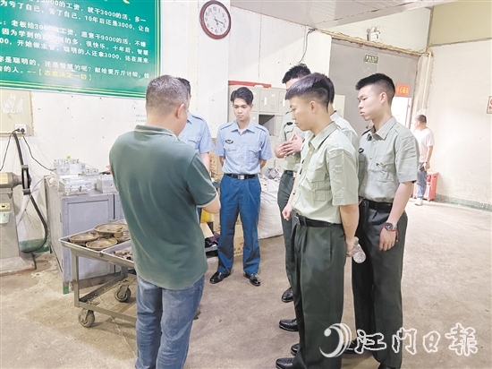 圣堂鎮(zhèn)組織退役軍人走進(jìn)企業(yè)參觀學(xué)習(xí)。