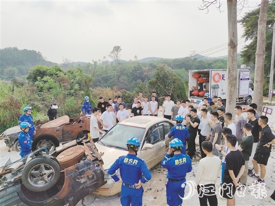 退役軍人參加地震救援實(shí)戰(zhàn)化訓(xùn)練。