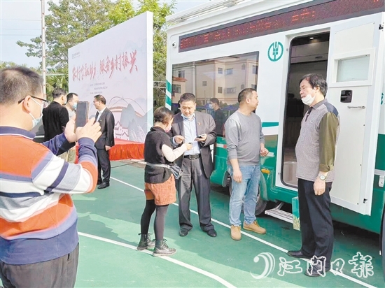江門“振興號金融動車”為市民提供金融服務。