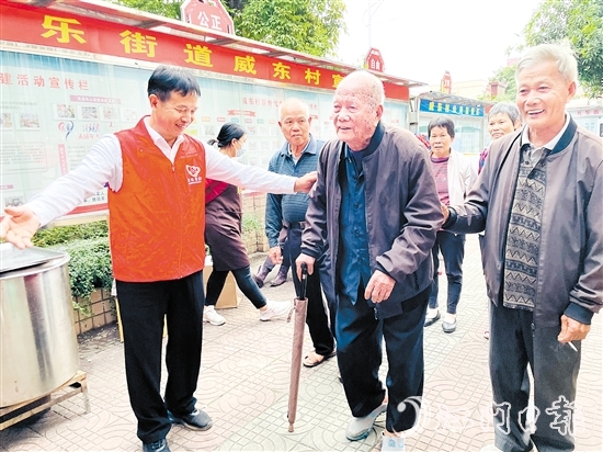 在李澤偉的引導(dǎo)下，威東村積極探索嵌入式養(yǎng)老服務(wù)體系。圖為李澤偉參加關(guān)愛老人志愿服務(wù)。