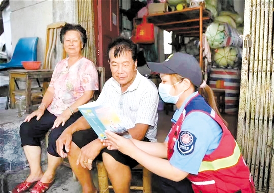 網(wǎng)格員開展入戶宣傳，及時(shí)捕捉基層“弱信號(hào)”，通過“粵平安”云平臺(tái)上報(bào)。