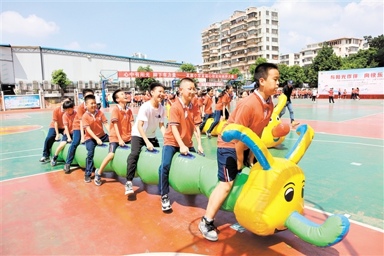 發(fā)展小學(xué)陽(yáng)光心理節(jié)上，學(xué)生們玩起了團(tuán)隊(duì)游戲。
