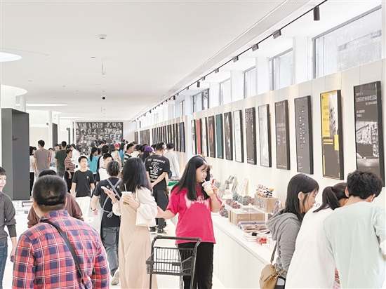 先鋒書店把華南首店開進開平市塘口鎮(zhèn)強亞村，打造田野邊的“精神糧倉”。