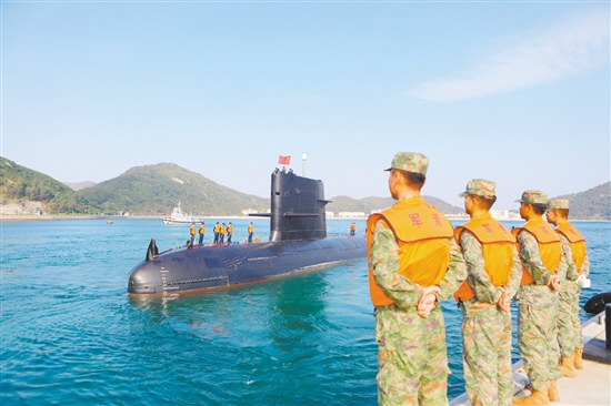 南海之濱，一艘潛艇似“黑鯨”靜臥海面，某艇員隊準備出海執(zhí)行任務(wù)。