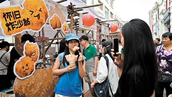 非遺展示及銷售攤位前，參觀、駐足選購(gòu)的市民游客絡(luò)繹不絕。