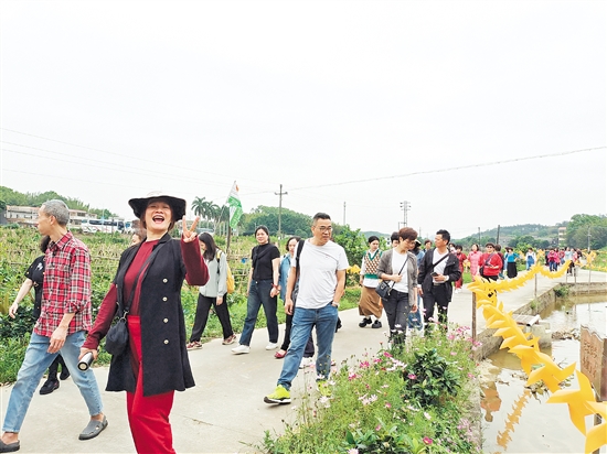 游客在三泉灣僑文化基地游玩，欣賞周邊美景。