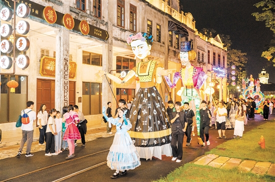 赤坎華僑古鎮(zhèn)活動豐富，吸引游客圍觀。