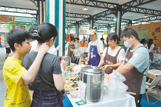 在“5·19中國(guó)旅游日”活動(dòng)期間，特色市集受到市民游客歡迎。