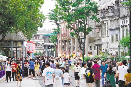 赤坎華僑古鎮(zhèn)游人如織。