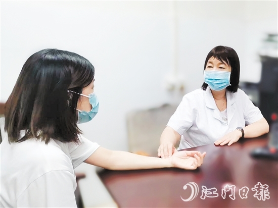 醫(yī)生在為病人看診。