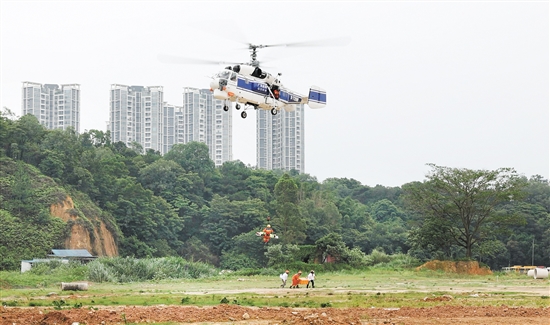 三地消防部門共出動(dòng)60余輛消防車、4只搜救犬、1架直升機(jī)、245名消防員參加演練。圖為直升機(jī)進(jìn)行物資投送和傷員轉(zhuǎn)運(yùn)演練。