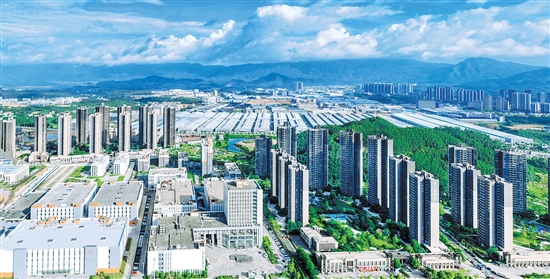 鶴山工業(yè)城（共和鎮(zhèn)）錨定創(chuàng)建省級(jí)樣板中心鎮(zhèn)、美麗?ài)祖?zhèn)省級(jí)示范樣板的目標(biāo)任務(wù)，不斷優(yōu)化城鎮(zhèn)配套服務(wù)。共和鎮(zhèn)供圖