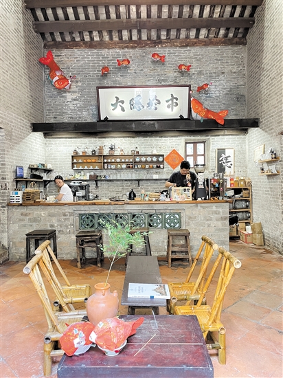 不少“咖啡創(chuàng)客”把門店開進獨具古韻的老屋里，賦予了咖啡新的價值與內(nèi)涵，受到了消費者的喜愛。