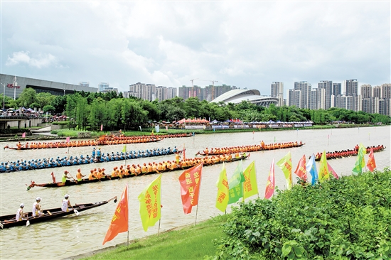 蓬江區(qū)棠下鎮(zhèn)龍舟競渡在天沙河濱江新區(qū)河段舉行。江門日報記者