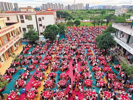 蓬江區(qū)棠下鎮(zhèn)大林村的龍舟飯盛大開席。