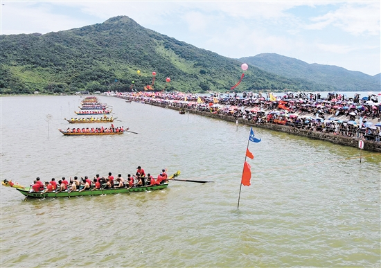 臺山市川島鎮(zhèn)下川島第六屆龍舟賽在下川島略尾社區(qū)大灘圍龍舟基地舉行，群“龍”戲水，海上龍舟賽盡顯臺山魅力。甘文海