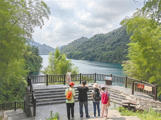 在郴州小東江，團(tuán)友可以欣賞到如仙境般的美景。