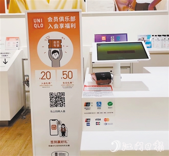 多家商戶張貼可受理外卡標(biāo)識(shí)。