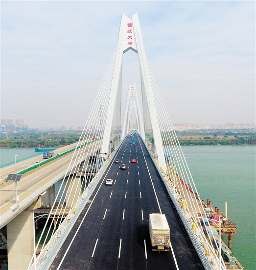 改擴(kuò)建后的中江高速完成八車(chē)道拓寬，有效提高了市民對(duì)接深中通道的便捷度。