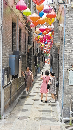 深圳游客在啟明里拍照留念。