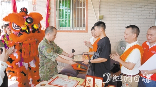 喜報(bào)小分隊(duì)將三等功喜報(bào)送到立功軍人梁斌華手中。