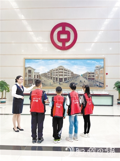 中國銀行臺山支行在網(wǎng)點(diǎn)內(nèi)設(shè)置華僑文化展區(qū)，介紹臺山與中國銀行的深厚淵源。