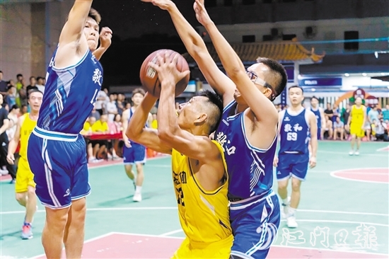 平均年齡40歲的“籃協(xié)U40”球員在賽場上奮力拼搏。