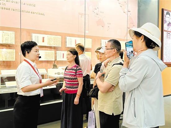 深中通道開通后，深圳游客在中國(guó)僑都華僑華人博物館“打卡”。