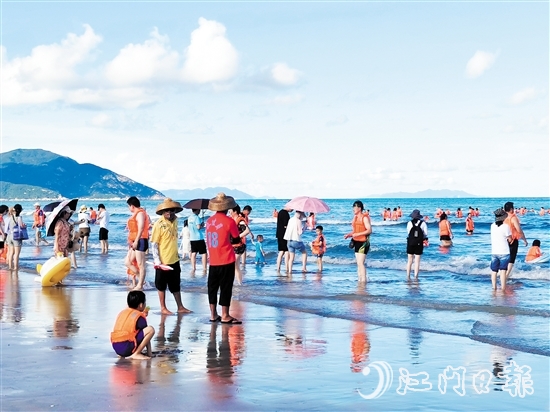 濱海游吸引眾多游客。