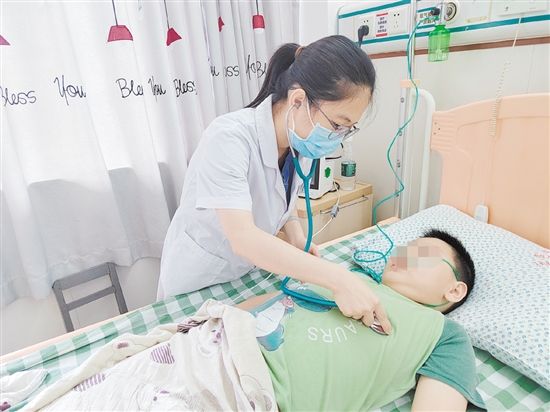 醫(yī)生為溺水兒童查看身體情況。