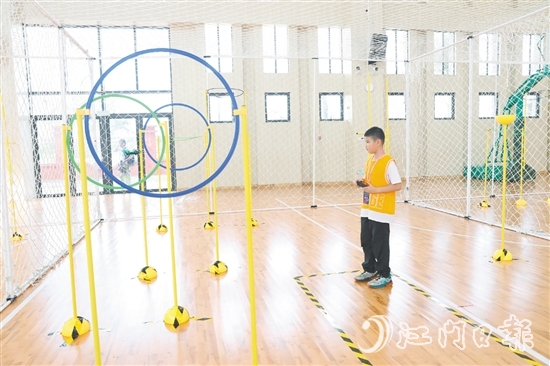 在比賽中，參賽選手熟練地完成起飛、降落、爬升、緊急迫降等模擬動作。