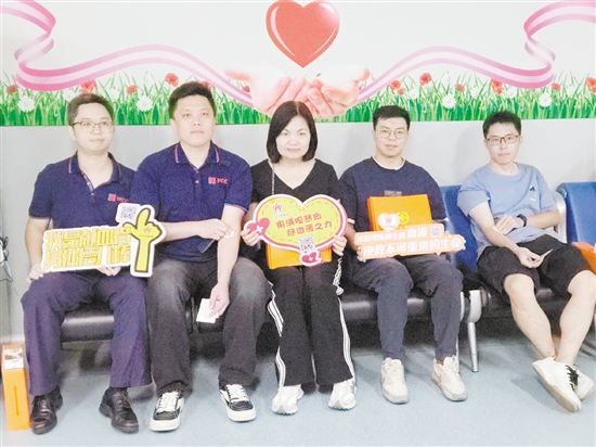 保險(xiǎn)從業(yè)人員獻(xiàn)血熱情高漲，彰顯了行業(yè)的社會(huì)責(zé)任感。