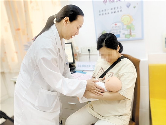 醫(yī)護(hù)人員宣教科學(xué)母乳喂養(yǎng)的正確姿勢。