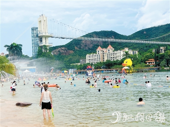 近期，新會(huì)古兜溫泉度假區(qū)陽(yáng)光沙灘水公園里每天都有絡(luò)繹不絕的游客。