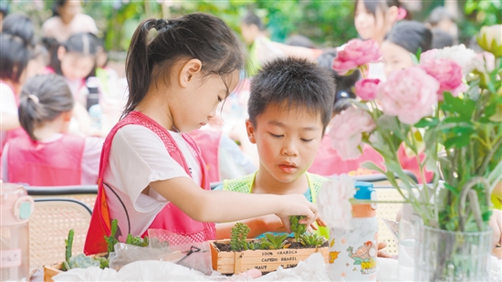 江門職工子女托管活動深受歡迎，但是“一位難求”。圖為職工子女在上實踐課，體驗種植多肉植物。