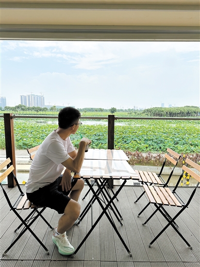 江門出現(xiàn)許多“露營+”咖啡茶飲店。