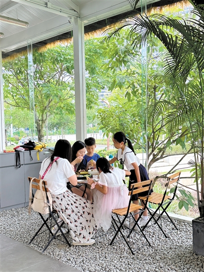 市民在自然美景中享受閑暇時(shí)光。