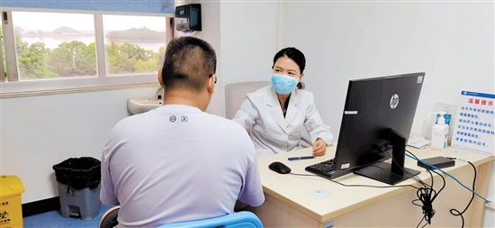 醫(yī)生為就診人制定個(gè)性化減肥方案。