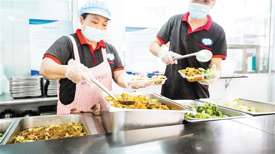 江門市第二人民醫(yī)院食堂的食材采購、烹飪加工、菜品設(shè)計、餐具消毒均按照合理、科學(xué)的標(biāo)準(zhǔn)執(zhí)行。