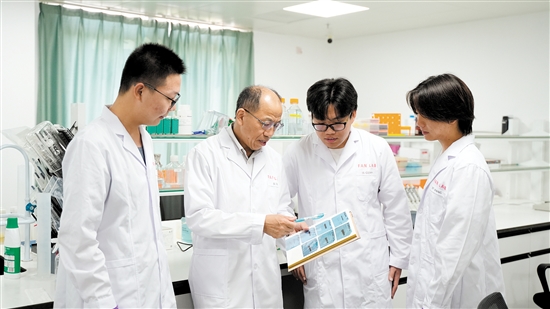 范江霖（左二）與其團隊成員探討研究課題。