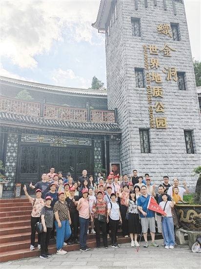 “邑起游”團(tuán)友在織金洞景區(qū)合影留念。