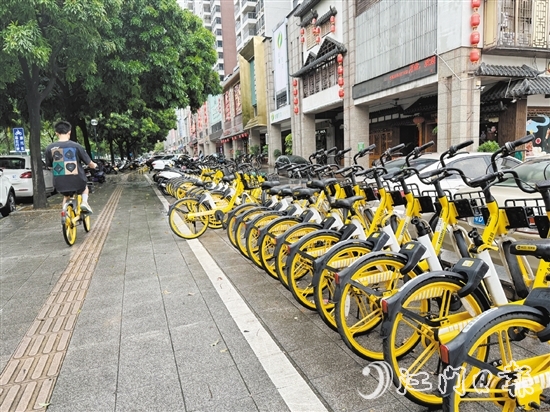 共享單車的出現(xiàn)，為不少市民的出行帶來了方便。